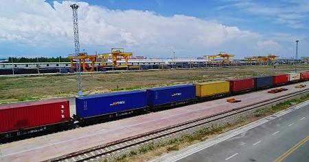 「中欧班列运输」满载优质进口棉花的中欧班列铁路,满载而归
